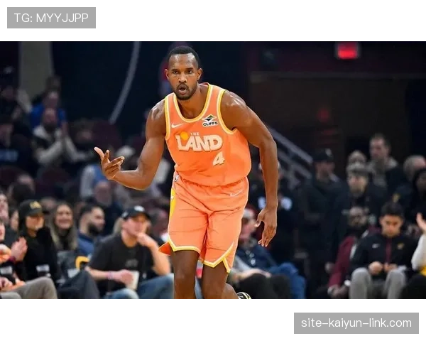 埃文·莫布里利用低位单打拉开空间，提升内线攻防效率明显