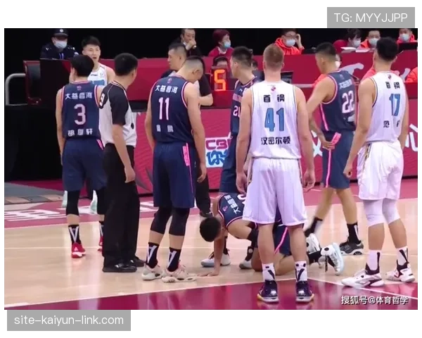 门前冲撞犯规判罚标准有哪些，裁判如何精准把握？